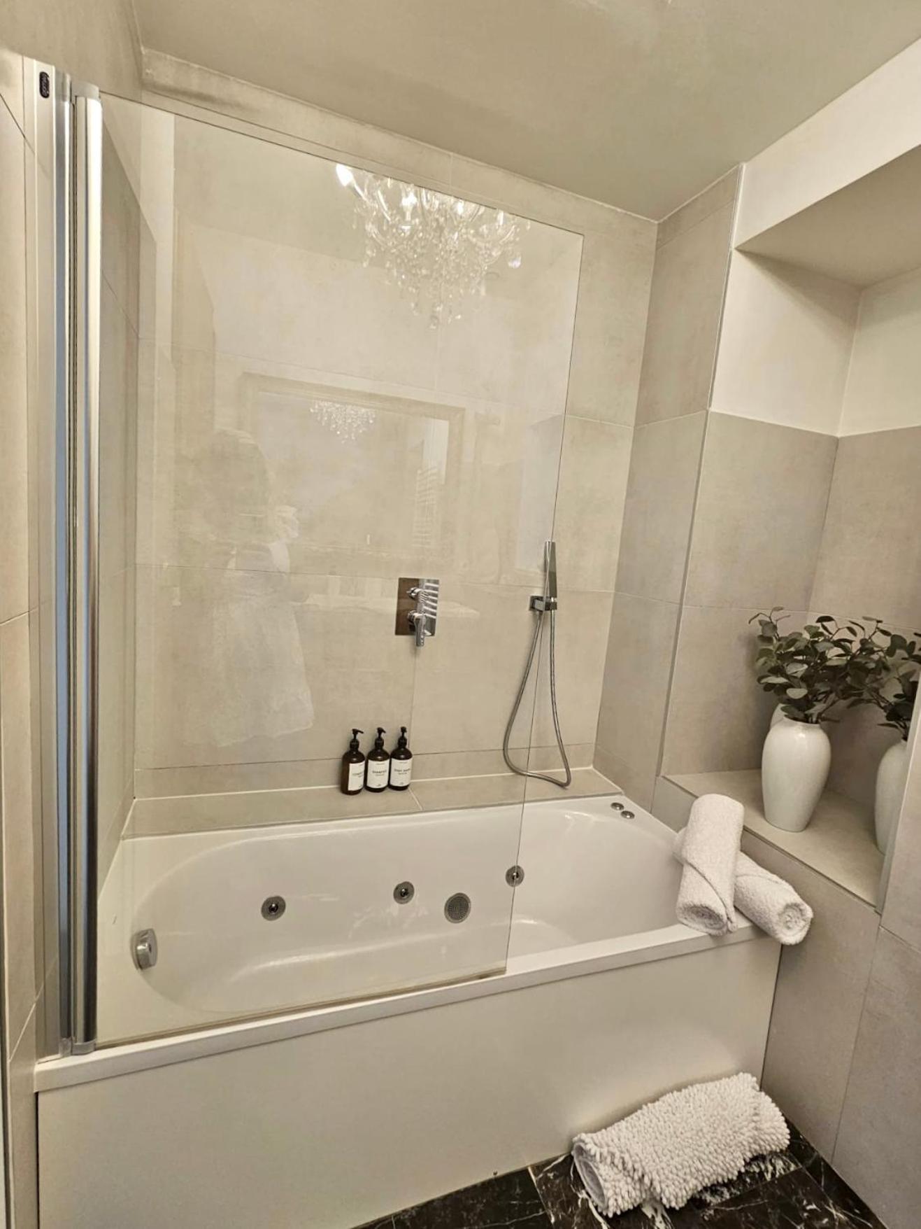Chateau Grandclement Lyon Villeurbanne Niveau Rdc - Tresor Cache En Ville Avec Vue Piscine Et Parc Ngoại thất bức ảnh